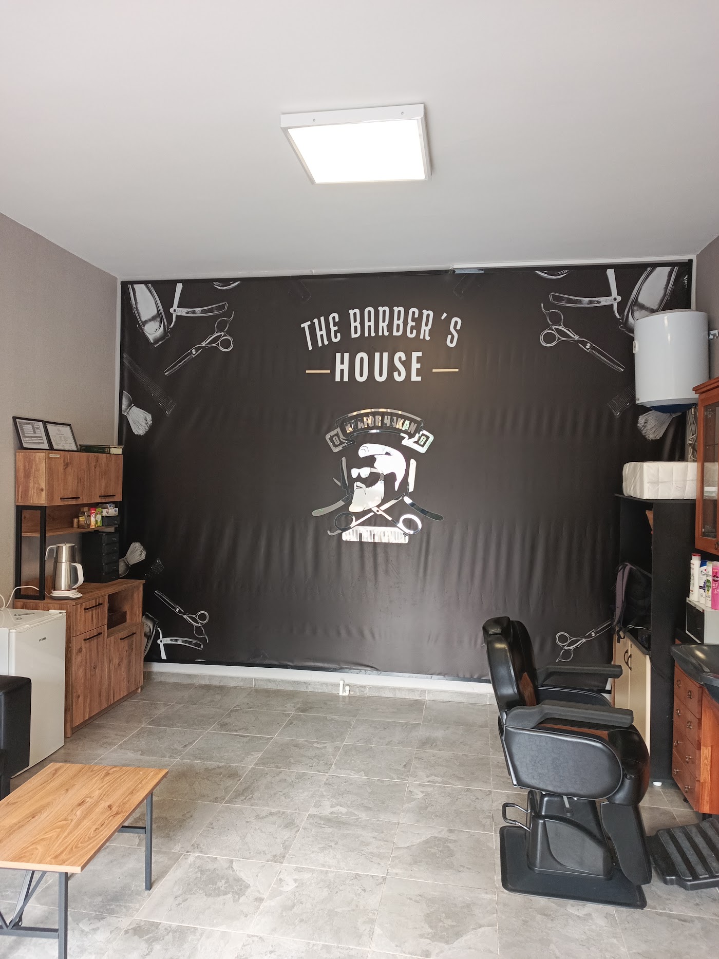 The Barber's House duvarı ve tıraş koltuğu